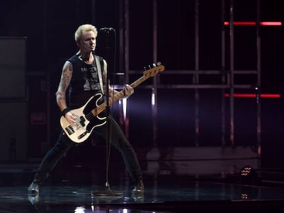 Mike Dirnt de Green Day performs en el escenario de Rotterdam.