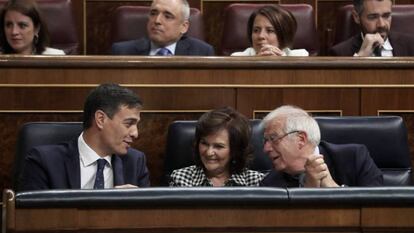 Pedro Sánchez, junto a Carmen Calvo y Josep Borrell, en el Congreso.