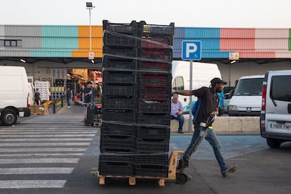 Un trabajador de Mercamadrid transporta un palé hasta unas de las naves del complejo. 