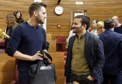 El consejero de Educaci&oacute;n, Marz&agrave;, a la derecha, habla con el portavoz de Comprom&iacute;s en las Cortes Valencianas, Ferri.