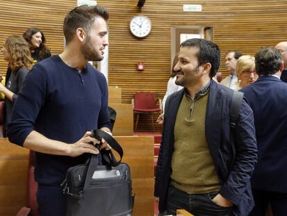 El consejero de Educaci&oacute;n, Marz&agrave;, a la derecha, habla con el portavoz de Comprom&iacute;s en las Cortes Valencianas, Ferri.