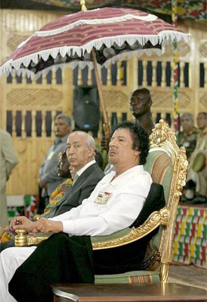 Muammar el Gaddafi celebra ayer el Día de la Revolución libia acompañado del primer ministro marroquí, Driss Jettu.