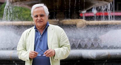 El periodista Juan Cruz en la plaza Moyua de Bilbao.