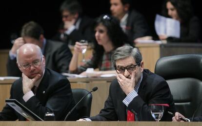 El presidente Mario Fernández y el diputado de Hacienda, José María Iruarrizaga, en la asamblea de BBK en Bilbao.