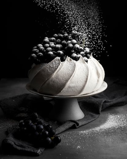 'El arabesco de Pavlova'. La Pavlova es un rico postre, cuya base es un merengue horneado.