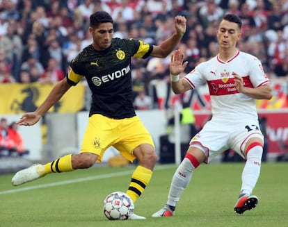 Achraf encara a Thommy durante el Stuttgart-Dortmund de la Bundesliga.