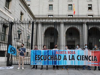 Un grupo de personas del ámbito científico y miembros del movimiento Scientist Rebellion protesta a las puertas del Ministerio de Transporte, el 20 de octubre en Madrid.