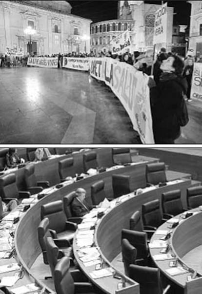 Arriba, detractores de la ley urbanística durante una concentración ayer por la tarde en la plaza de la Virgen, de Valencia. Abajo, el debate en las Cortes registró por momentos una escasa asistencia.