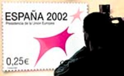 Primer sello español en euros, por valor de 0,25. El grabado es el logro de la presidencia española, que se extenderá durante el primer semestre de 2001.