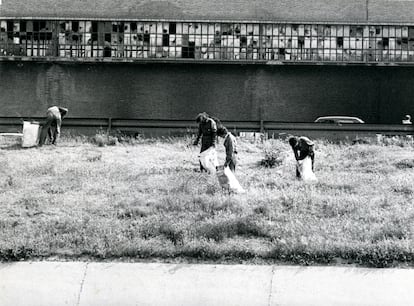 Operarios del Ayuntamiento de Madrid limpiaban, armados con un pincho y una bolsa, el lateral de la M-30 a la altura de Legazpi, el 6 de mayo de 1982.