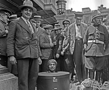 Arribada del faquir Sunahya a l’Estació de França de Barcelona, el 1929.