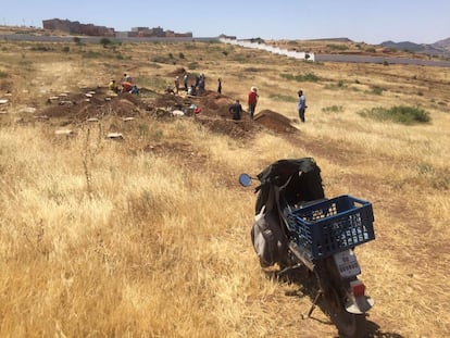 Las fosas que este domingo se cavaban en el cementerio de Nador para los migrantes que fallecieron el viernes en el salto a la valla de Melilla