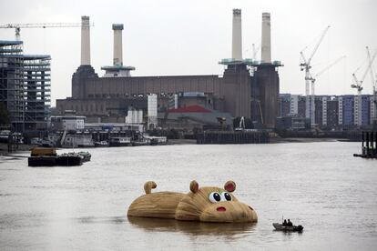 El artista Florentjin Hofman sorprende en el río Támesis (Londres) con su “Hipopotámesis”. La estructura es de madera, de unos 21 metros de largo.