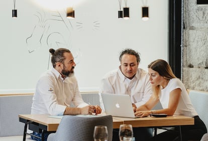 Rafa Zafra (izquierda) y su esposa, Anna Gotanegra (directora de sala), departen con Ricardo Acquista, socio y cocinero del negocio.