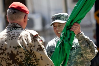 El general David Petraeus recibe la bandera de mando de la ISAF del general alemán Egon Ramms.