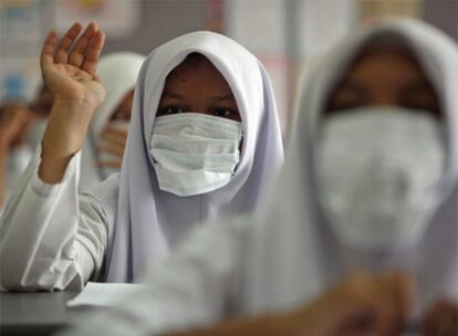 Estudiantes de Kuala Lumpur (Malaisia) usan mascarillas por miedo a la gripe.