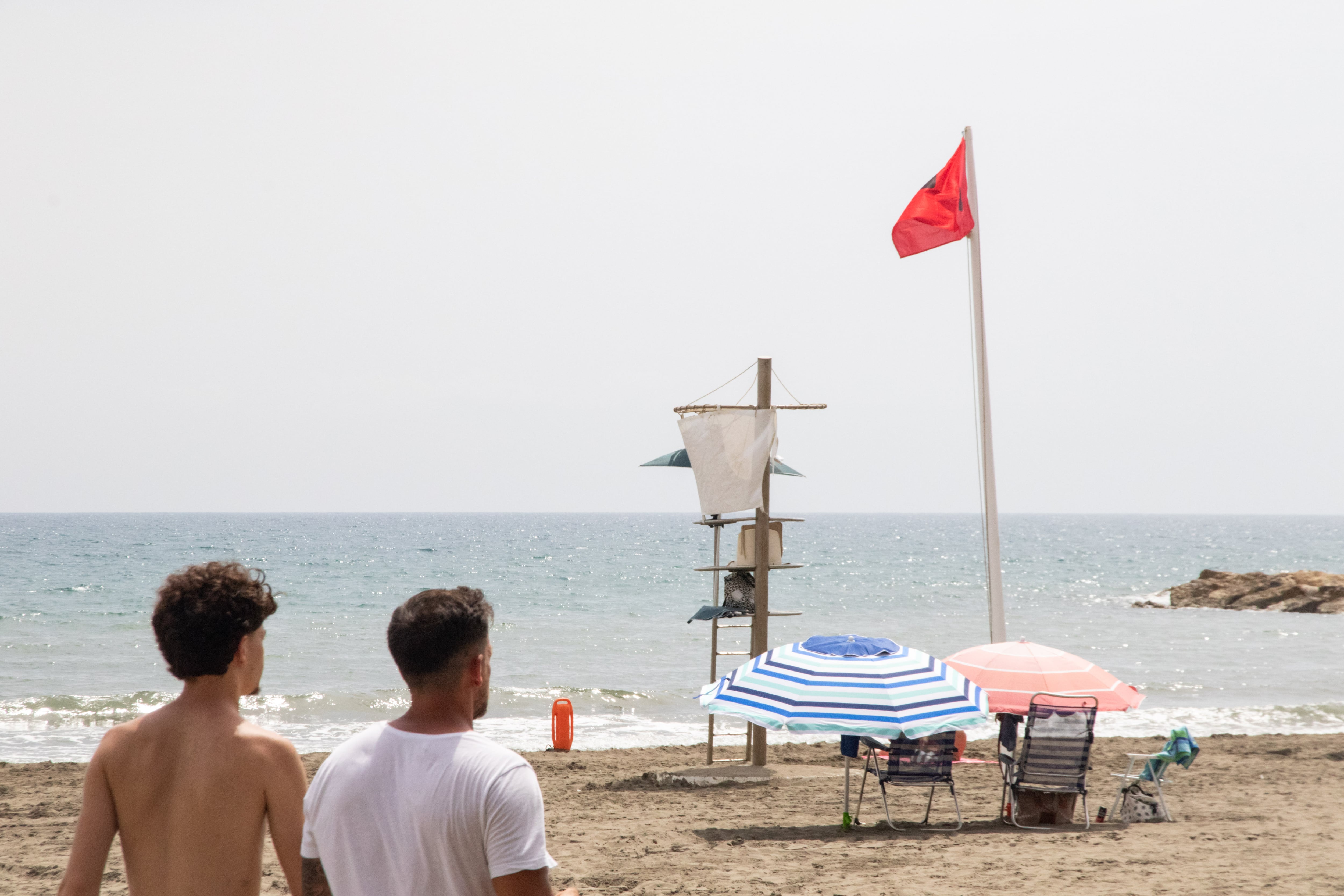 La presión turística evidencia la obsoleta red de saneamiento de la costa de Andalucía: “El agua es marrón”