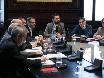 El president del Parlament, Roger Torrent, encap&ccedil;ala la reuni&oacute; de la Mesa. 