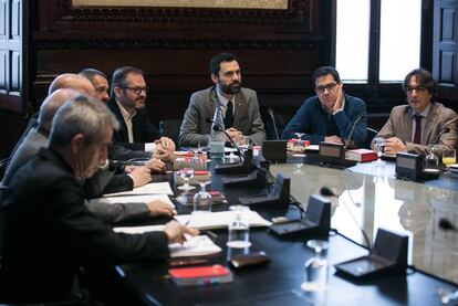 El president del Parlament, Roger Torrent, encap&ccedil;ala la reuni&oacute; de la Mesa. 