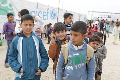 Niños refugiados sirios juegan en una escuela de Unicef del asentamiento informal de Saadnayel, en Líbano, el pasado lunes.