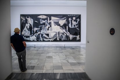 Un visitante observa 'Guernica', de Pablo Picasso, en el museo Reina Sofia de Madrid, el pasado agosto.