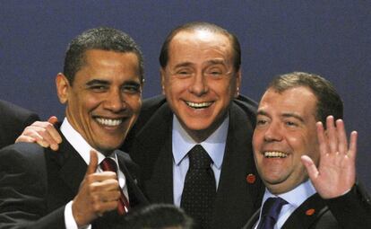 Obama, Berlusconi y Medvédev sonríen y gesticulan a las cámaras durante una foto de familia del G-20 celebrado en Londres en Abril de 2009