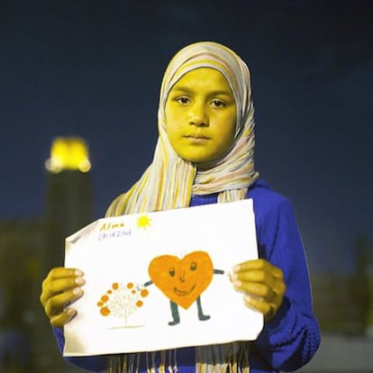 Asma Snirzad, 8, Afeganistão. "Rosas vermelhas, amor... Tudo o que nós precisamos é de amor aqui".