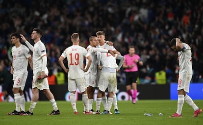 Los jugadores de Luis Enrique se lamentan al finalizar el partido. 