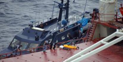 Agentes aduaneros inmovilizan a dos tripulantes (tumbados) del 'Moon Light' el 28 de septiembre de 2013.