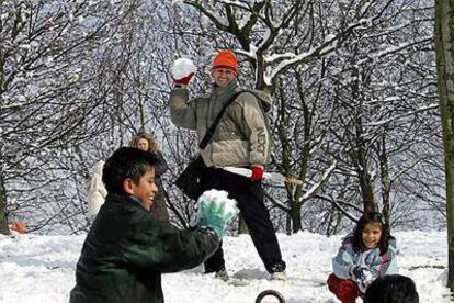 Una familia se divertía ayer, en el monte de Artxanda de Bilbao, jugando con la abundante nieve.