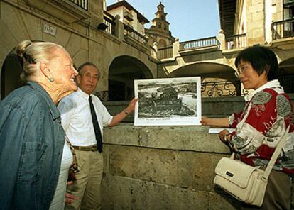 Supervivientes de Hiroshima y la vasca Miren Seijo, con una foto de Gernika destruida.