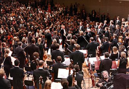 Claudio Abbado, dirigiendo la orquesta del festival de Lucerna.