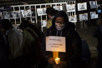 Colectivos de reporteros y profesionales desplazados de otros Estados han colgado un cartel en la entrada de la Secretaría de Gobernación exigiendo justicia para los compañeros asesinados.