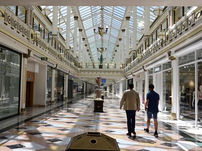 Interior de un centro comercial en San Sebastián de los Reyes, en Madrid, con todos los comercios cerrados el pasado domingo.