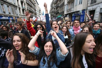 Students shout slogans during a demonstration in Marseille, southern France, Thursday, April 28, 2016, during a nationwide day of protest.  Student organizations and employee unions have joined to call for protests across France to reject a government reform relaxing the 35-hour working week and other labour rules.  (AP Photo/Claude Paris)