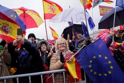 Asistentes a la concentración portan banderas de España y de Europa.