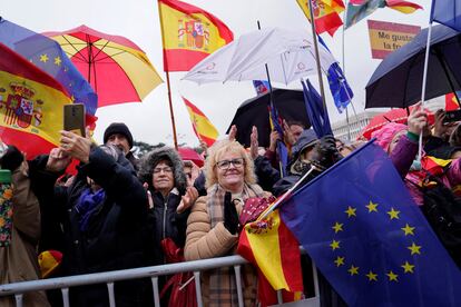 Asistentes a la concentración portan banderas de España y de Europa.