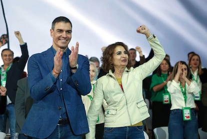 El secretario general del PSOE y presidente del Ejecutivo, Pedro Snchez, y la secretaria general del PSOE-A, Mara Jess Montero, clausuran el 15 Congreso Regional andaluz en Armilla, Granada. 