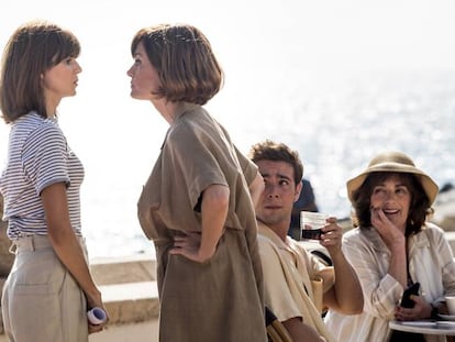 Desde la izquierda, Clara Lago, Alexandra Jiménez, Carlos Cuevas y Carmen Maura, en 'Gente que viene y bah'.