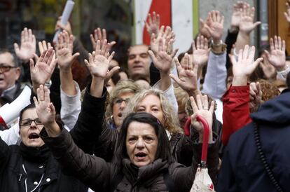 Concentración ante la Consejería de Sanidad en la calle Sagasta. La huelga convocada en la sanidad pública madrileña está siendo seguida por entre el 80 y el 85 por ciento de los trabajadores según los sindicatos, cifra que la Consejería de Sanidad de la Comunidad de Madrid rebaja hasta el 26,5 por ciento.