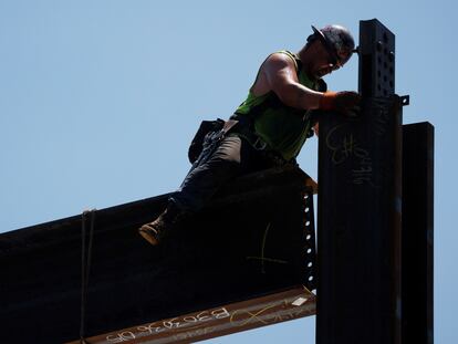 Un trabajador de la construcción en Boston, este verano.