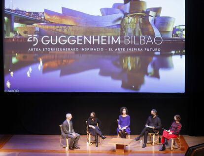 El director del Museo Guggenheim Bilbao, Juan Igancio Vidarte, junto a los comisarios, Lucía Agirre, Marta Blavia, Manuel Cirauqui y Lekha Hileman Waitoller, este viernes en la presentación del programa de actividades que se desarrollarán a lo largo de este año para celebrar su 25 aniversario.