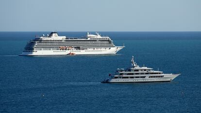 El crucero Viking Sea (al fondo), en el Mediterráneo frente a Montecarlo, este mes.