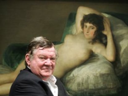 Robert Hughes, delante de "La maja desnuda" de Francisco de Goya.