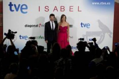 Los protagonistas de la nueva serie historica de Televisión Española, "Isabel", Michelle Jenner (i) y Rodolfo Sancho (d) posan en el estreno del primer capítulo en el Festival de Cine y Televisión de Vitoria-Gasteiz.