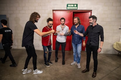 Los componentes de la banda antes de salir al escenario.