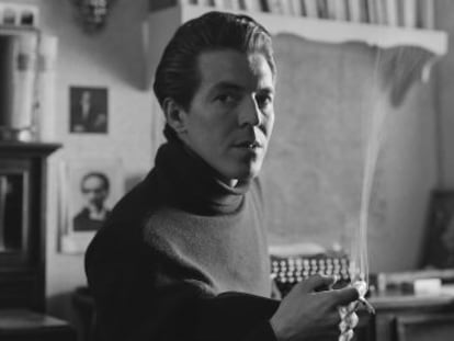 El escritor, Julio Ramón Ribeyro, en París, en los años setenta.