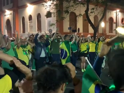 Los partidarios de Bolsonaro utilizan sus móviles para pedir un golpe “extraterrestre” 