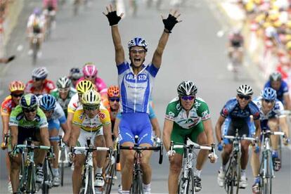 Tom Boonen alza victorioso los brazos.