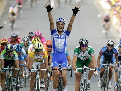 Tom Boonen alza victorioso los brazos.